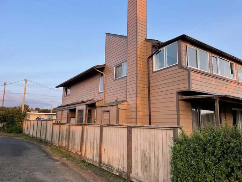Exterior house painting, roofline detail, Albany OR